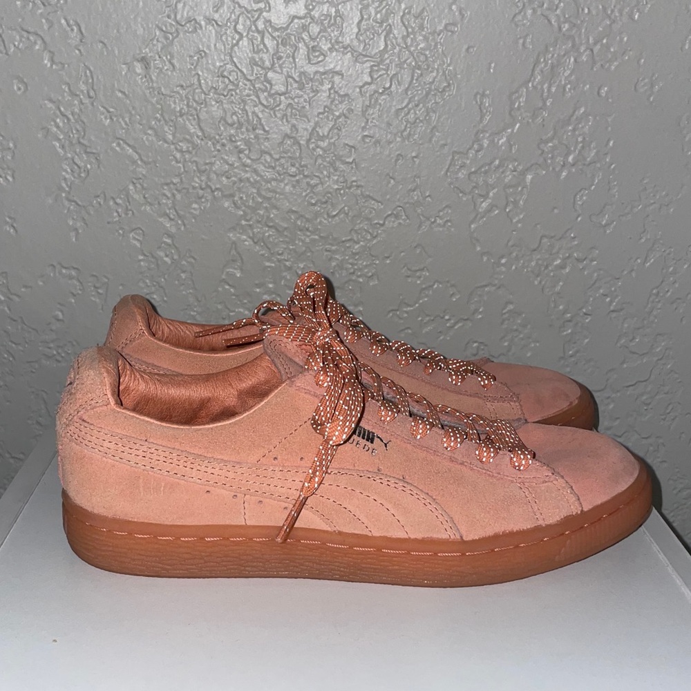 Puma Suede Sneaker w Gum Bottom & Reflective Laces